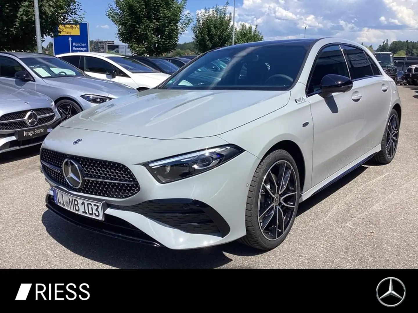 Mercedes-Benz A 250 e AMG+PANO+AHK+DISTR+MULTIBEAM+11 KW+BURM+ Grau - 1