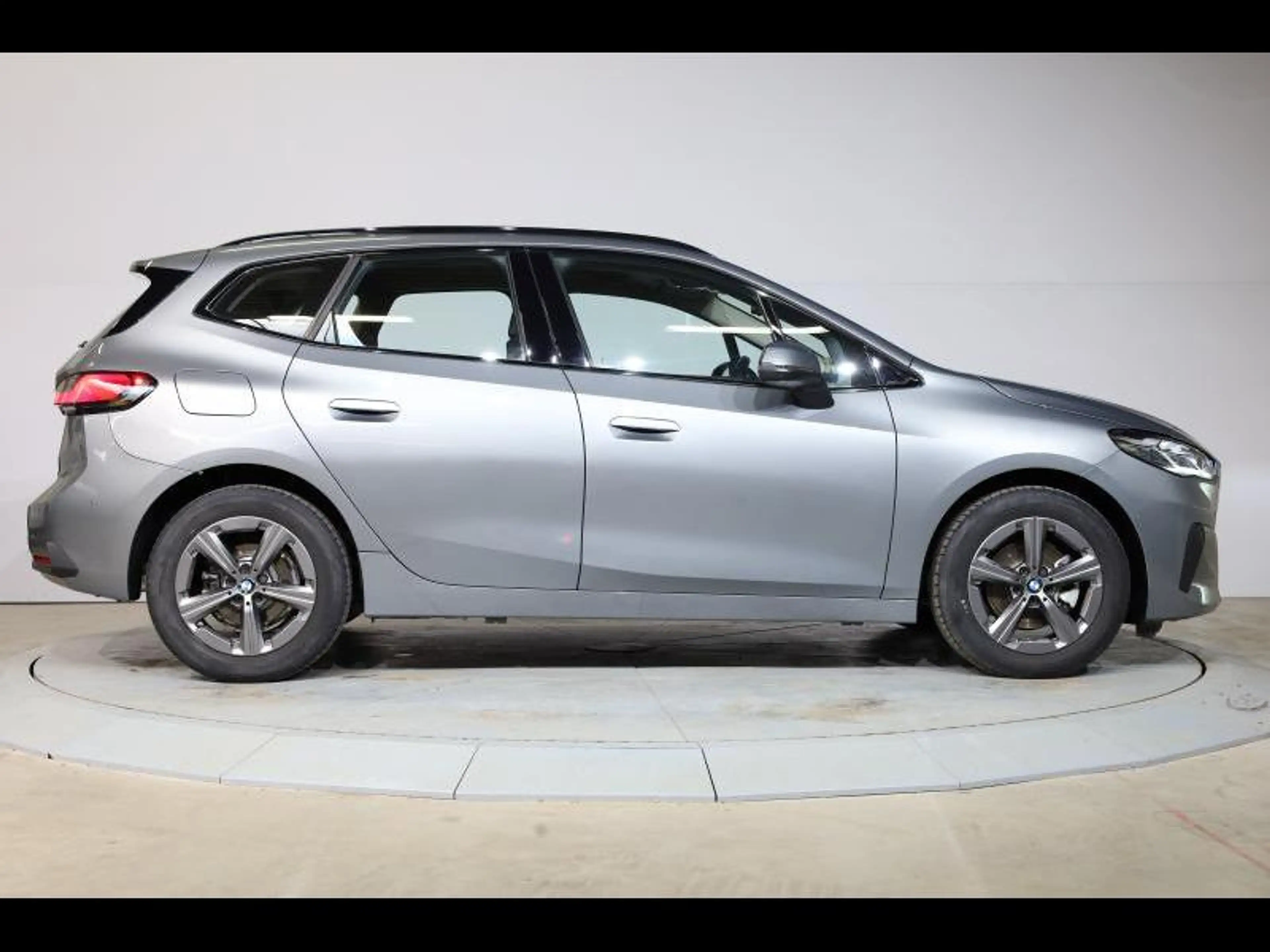 BMW 216 i Active Tourer — photo 3