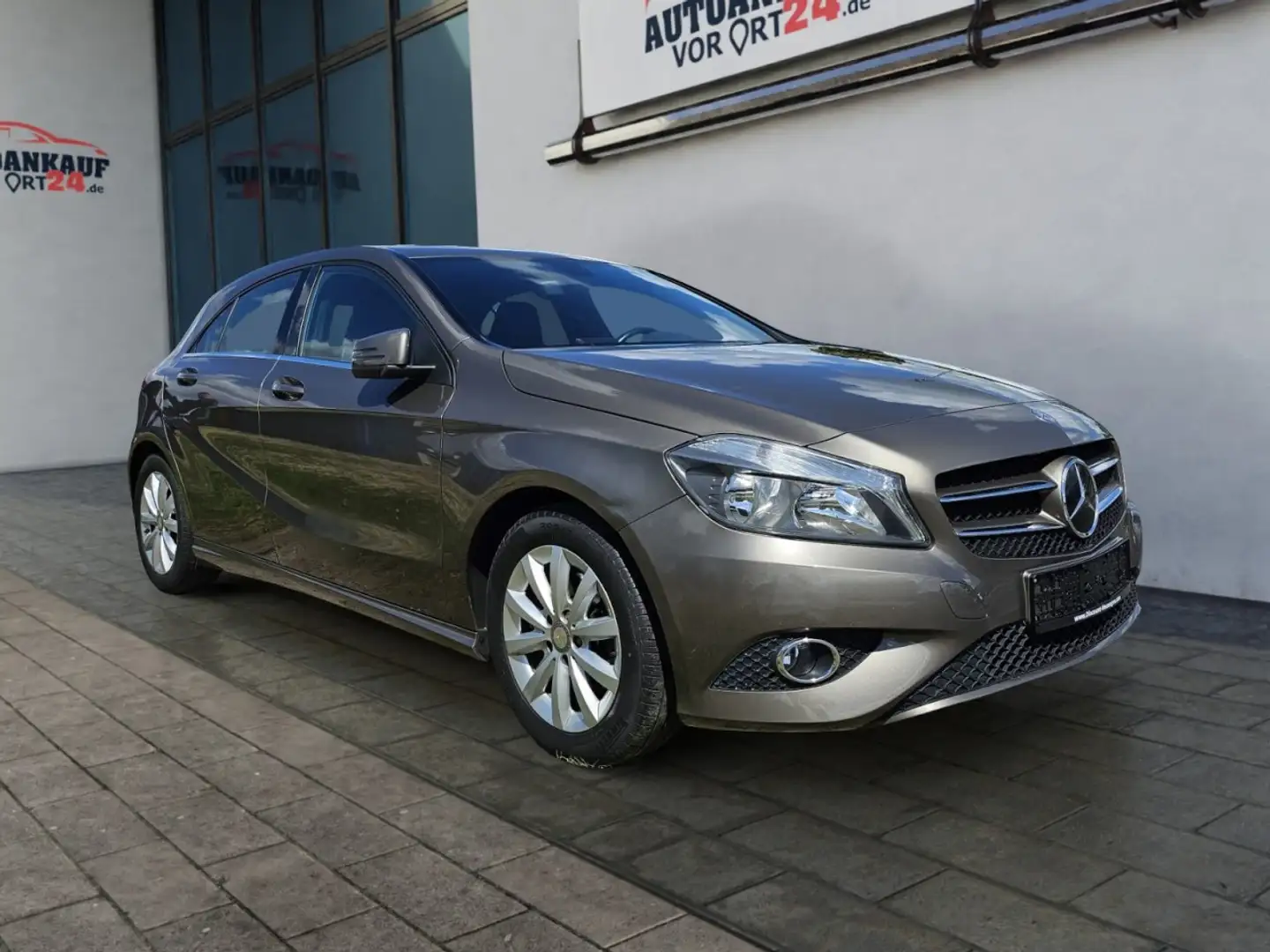 Mercedes-Benz A 180 BlueEfficiency*Navi*8-fach*Scheckheft* Klima Grau - 1