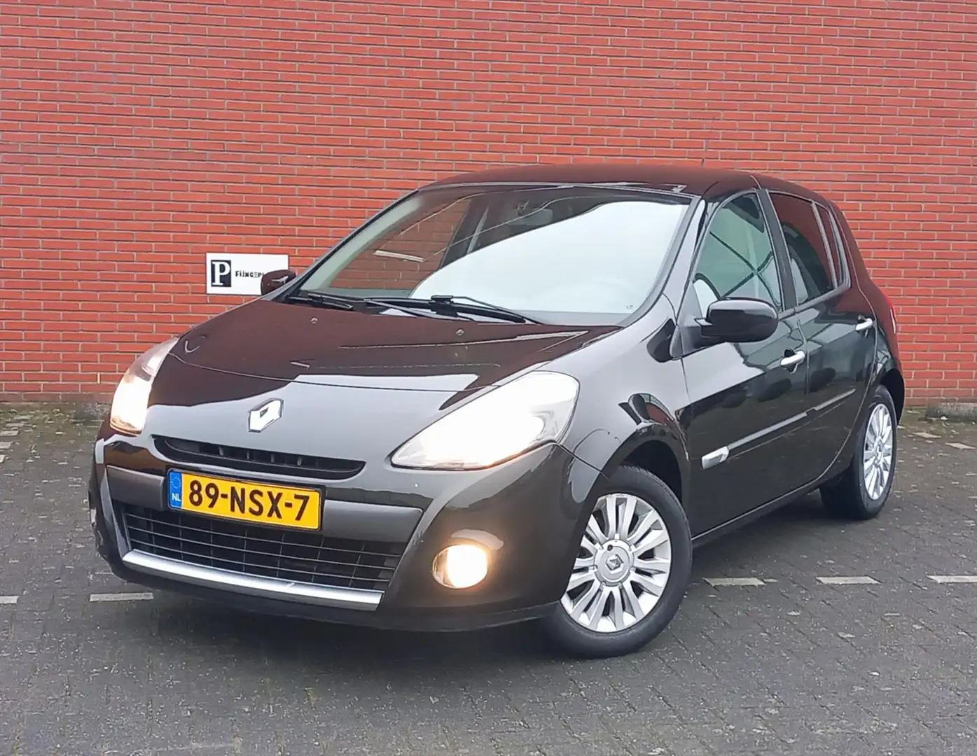 Renault Clio 1.2 16V 55 KW 5D Collection Schwarz - 1