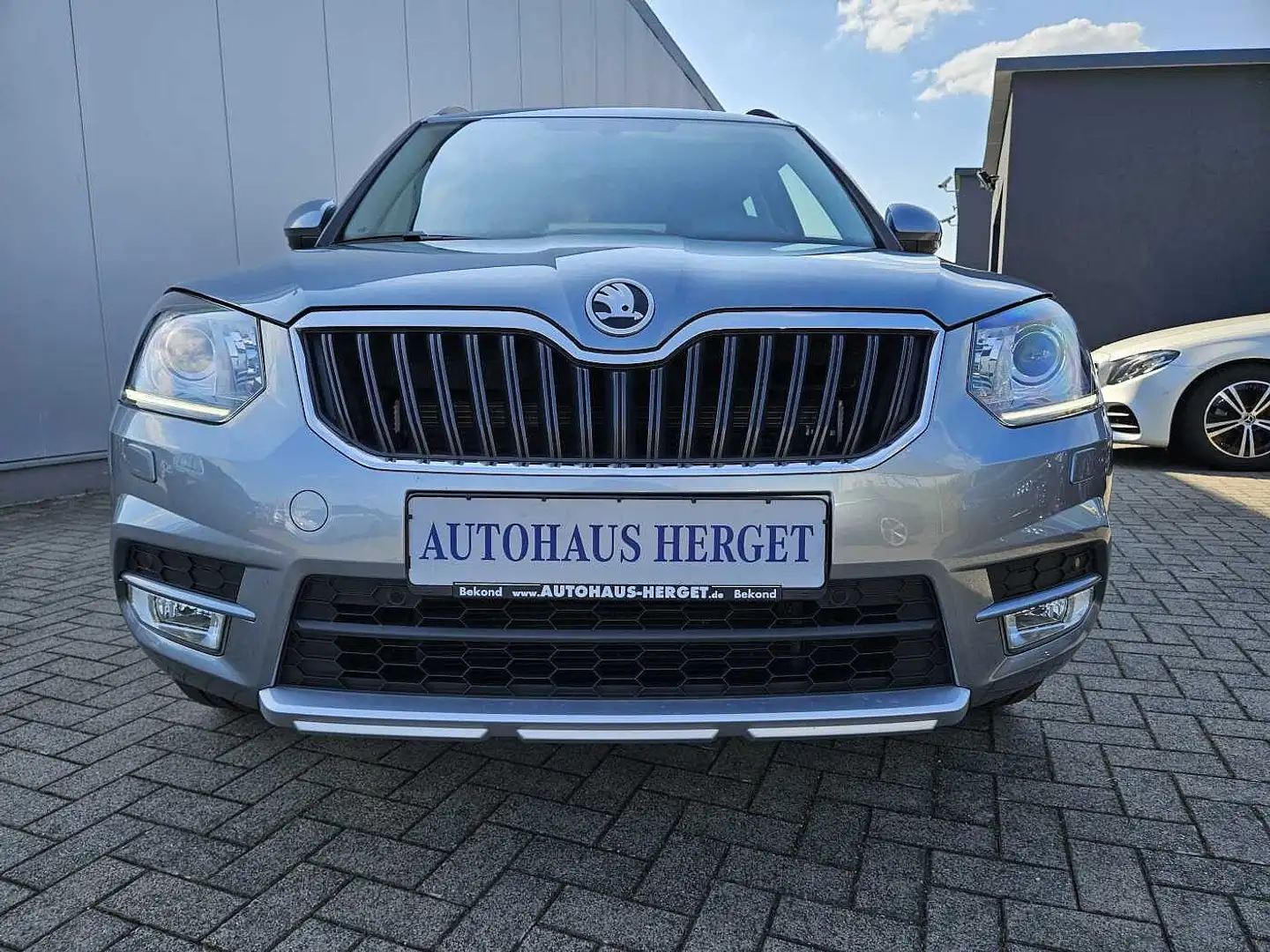 Skoda Yeti 1.4 TSI Joy 1.Hand/AHK/Bi-Xenon/SHZ/PDC/Bluetooth/ Silber - 2