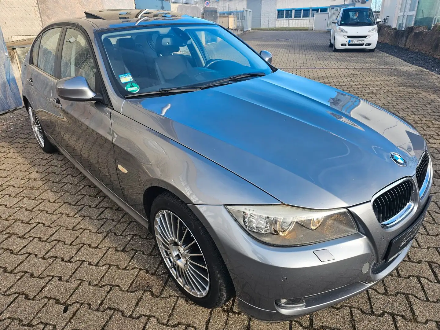 BMW 320 3 Lim. 320d*NAVI*XENON*SCHIEBEDACH*PDC Grau - 1
