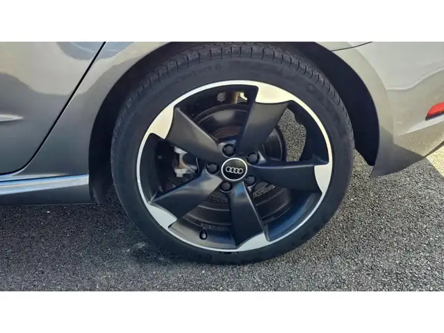 Audi E-Tron view 21