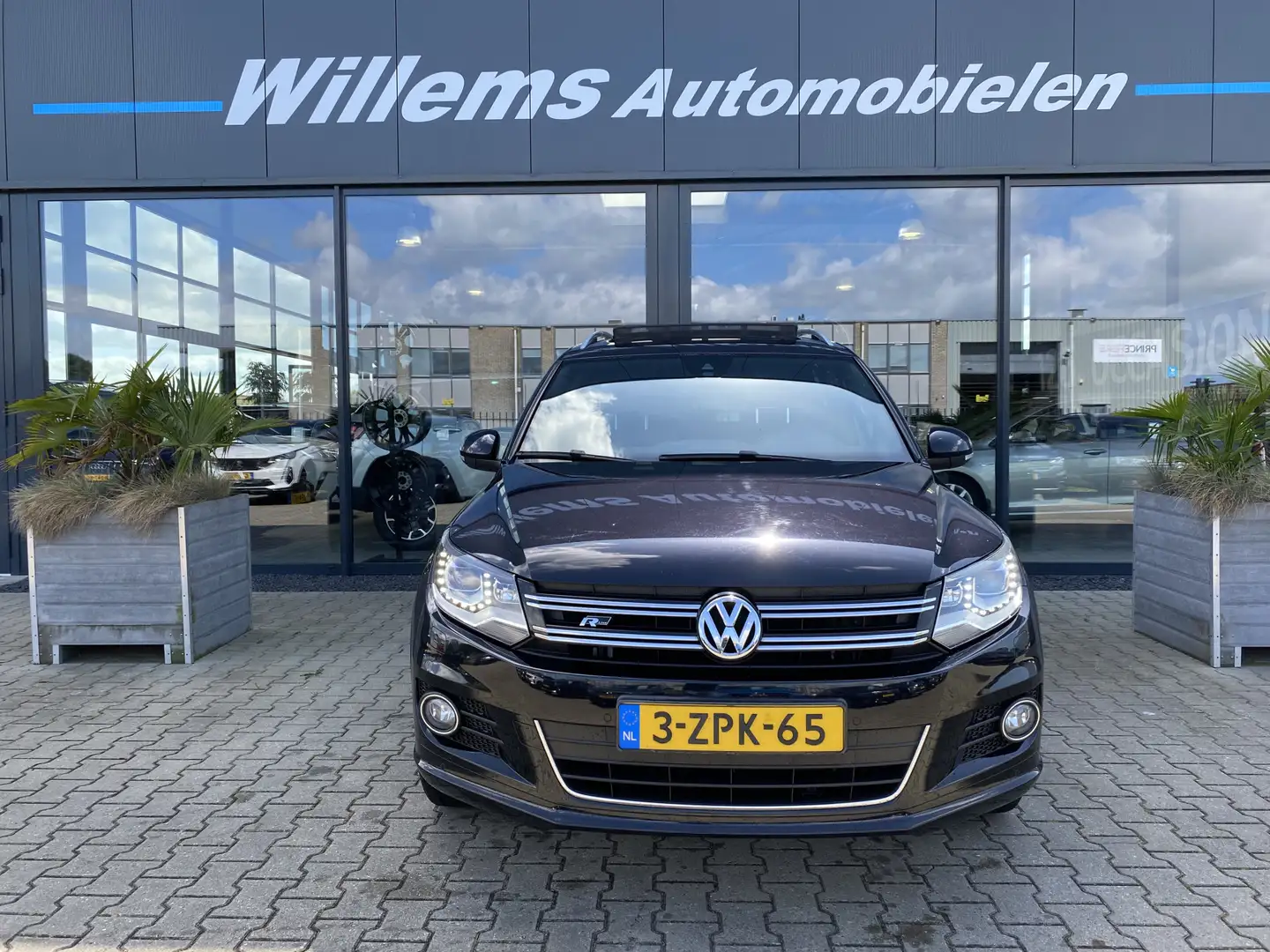 Volkswagen Tiguan 1.4 TSI R-Line Edition Afneembare Trekhaak, Panora Zwart - 2