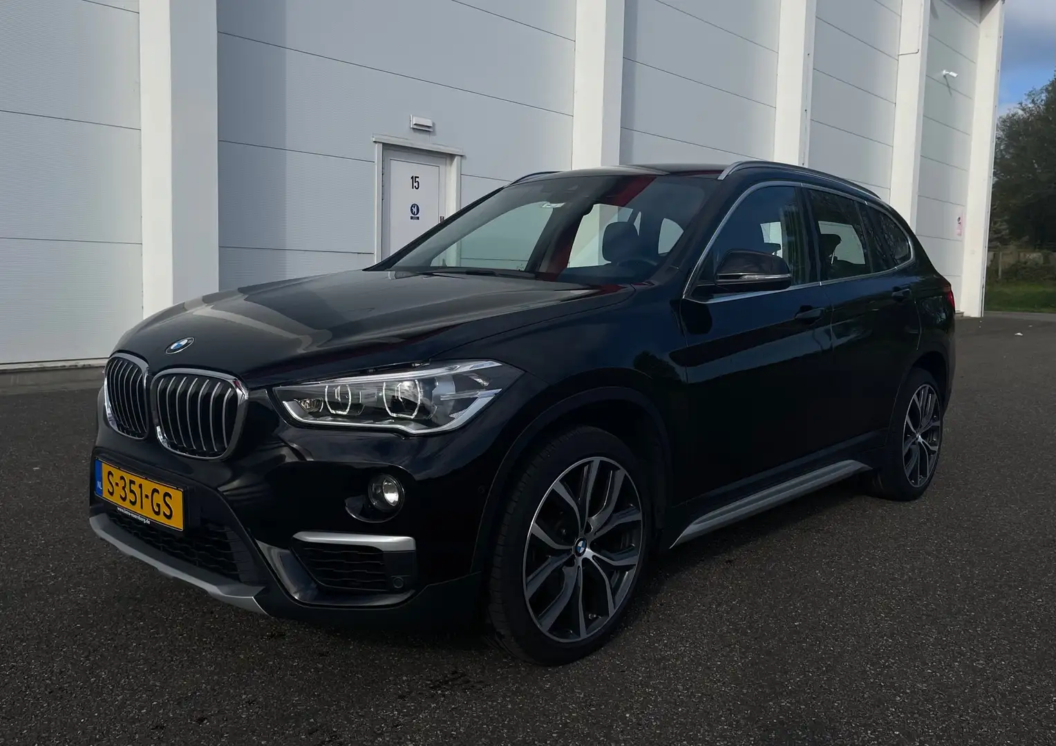 BMW X1 BMW X1 F48 Sdrive18i 2019 LED/PDC/LEDER Zwart - 1