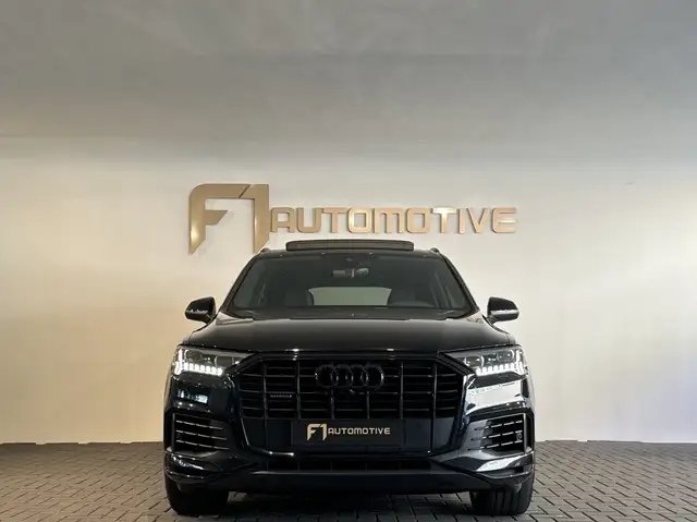 Audi Q7 view 5