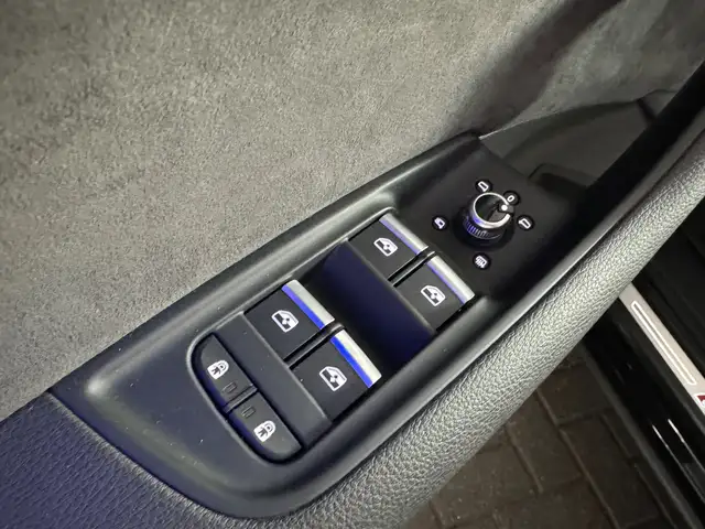 Audi Q7 view 9