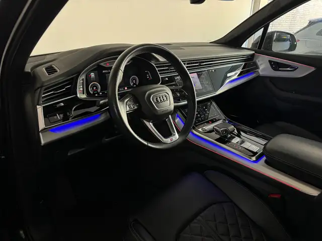 Audi Q7 view 3