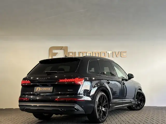 Audi Q7 view 11