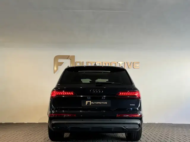 Audi Q7 view 10