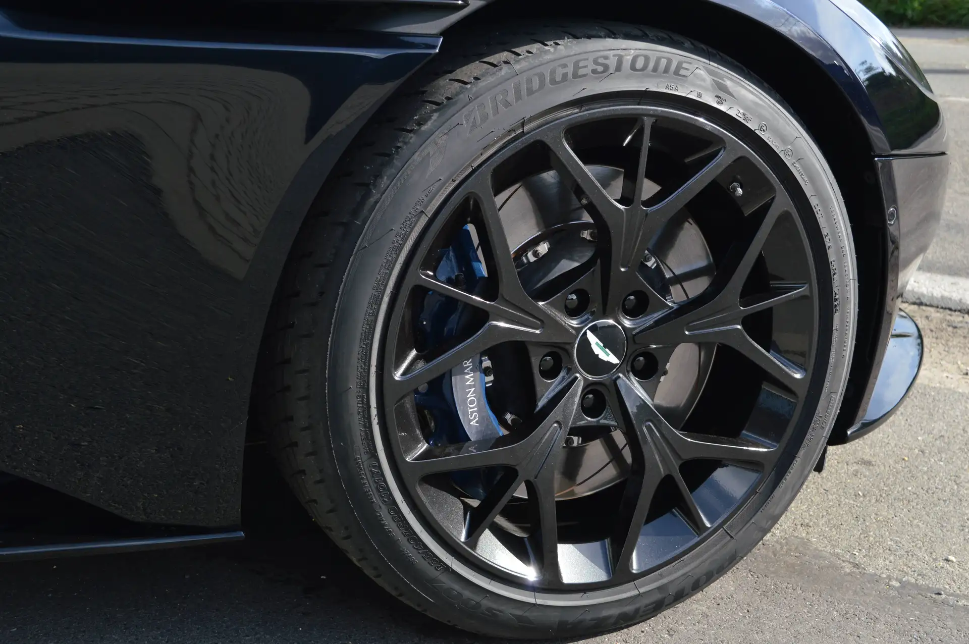애스턴마틴 DB11 V8 2018 블랙 사진 5