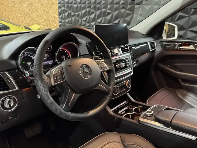 Mercedes-Benz M-Class view 11