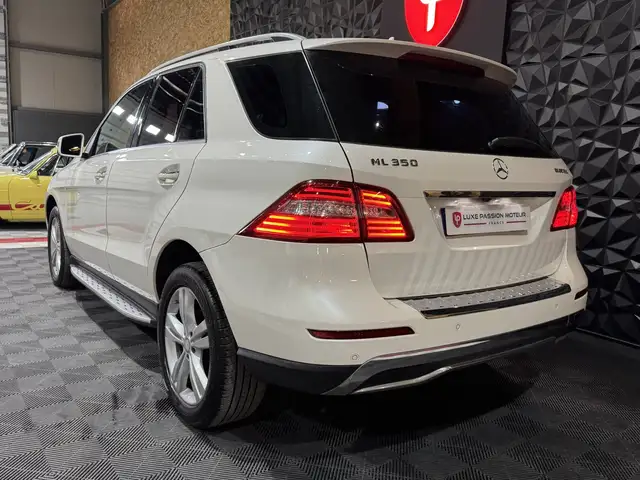 Mercedes-Benz M-Class view 9