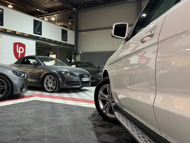 Mercedes-Benz M-Class view 28