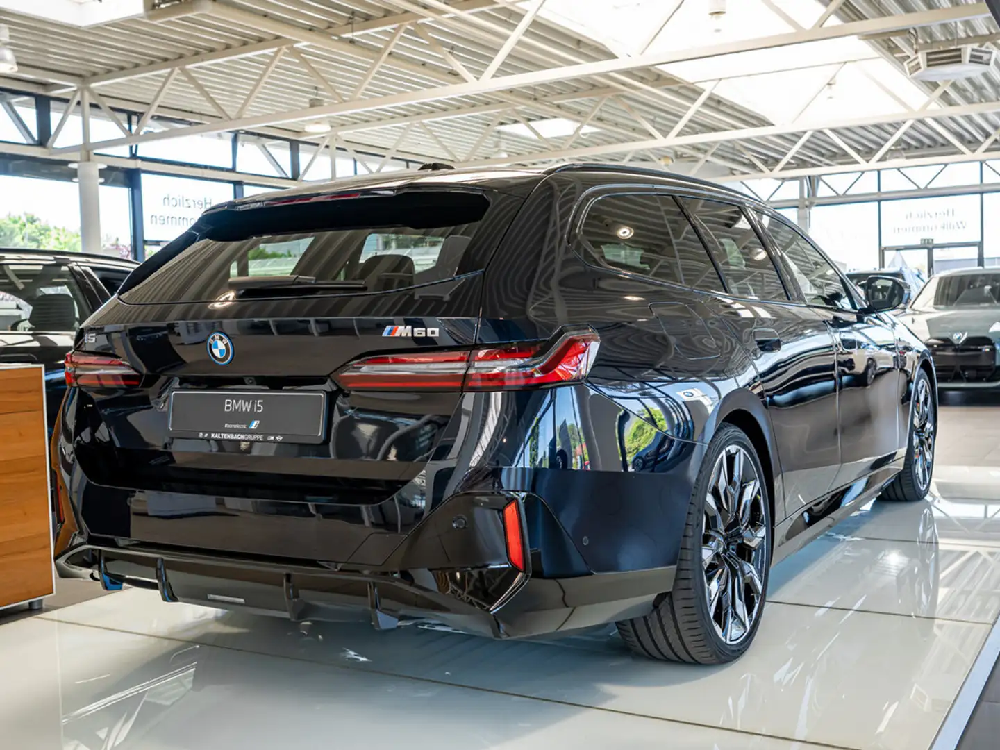 BMW i5 M60 xDrive Touring 360° PANO LED HUD ACC Noir - 2