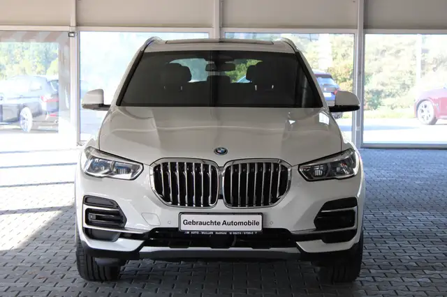 BMW X5 Xdrive45e view 4