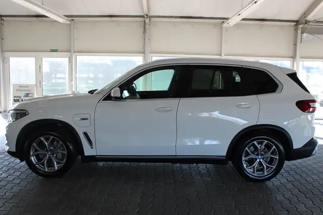 BMW X5 Xdrive45e view 3