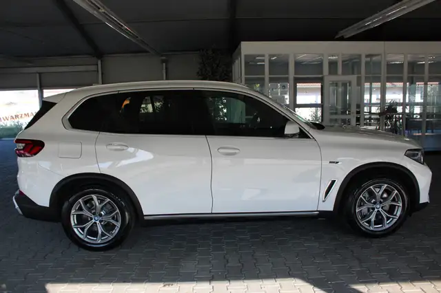 BMW X5 Xdrive45e view 6