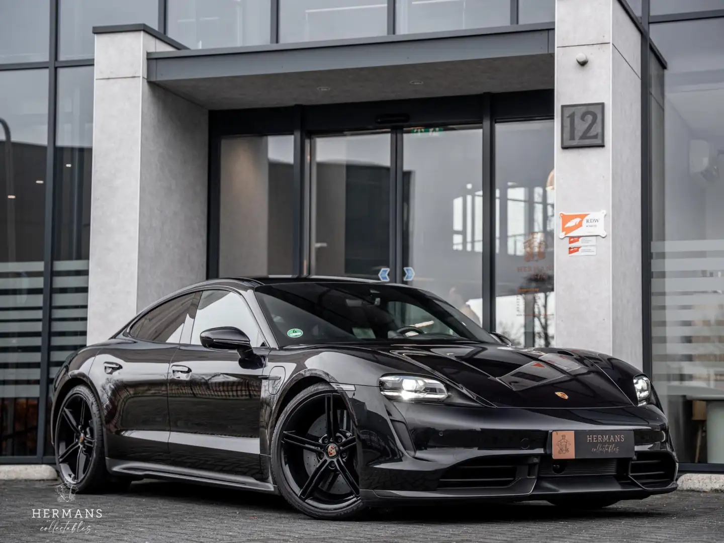 Porsche Taycan Turbo S 93 kWh / Ceramic / HUD / Passenger / Burme Schwarz - 1