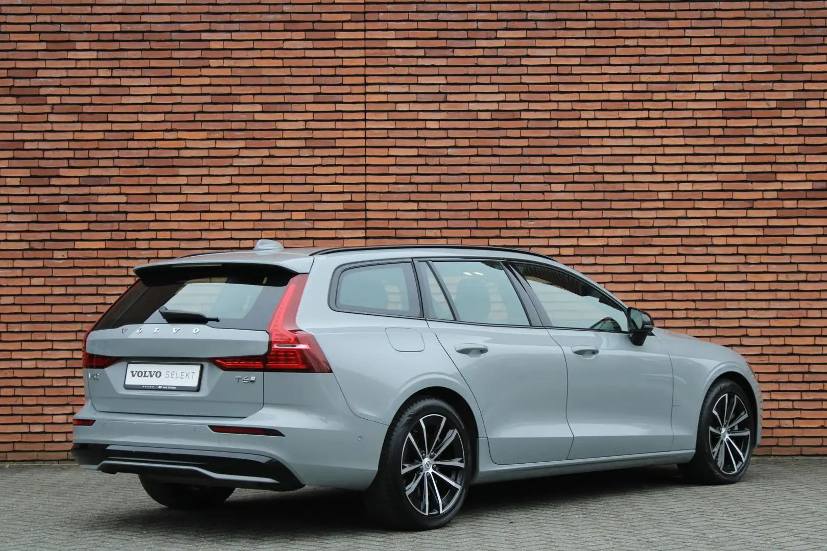 Volvo V60 T6 Recharge AWD Plus Dark | Panoramisch Schuif-/ka Grijs - 2