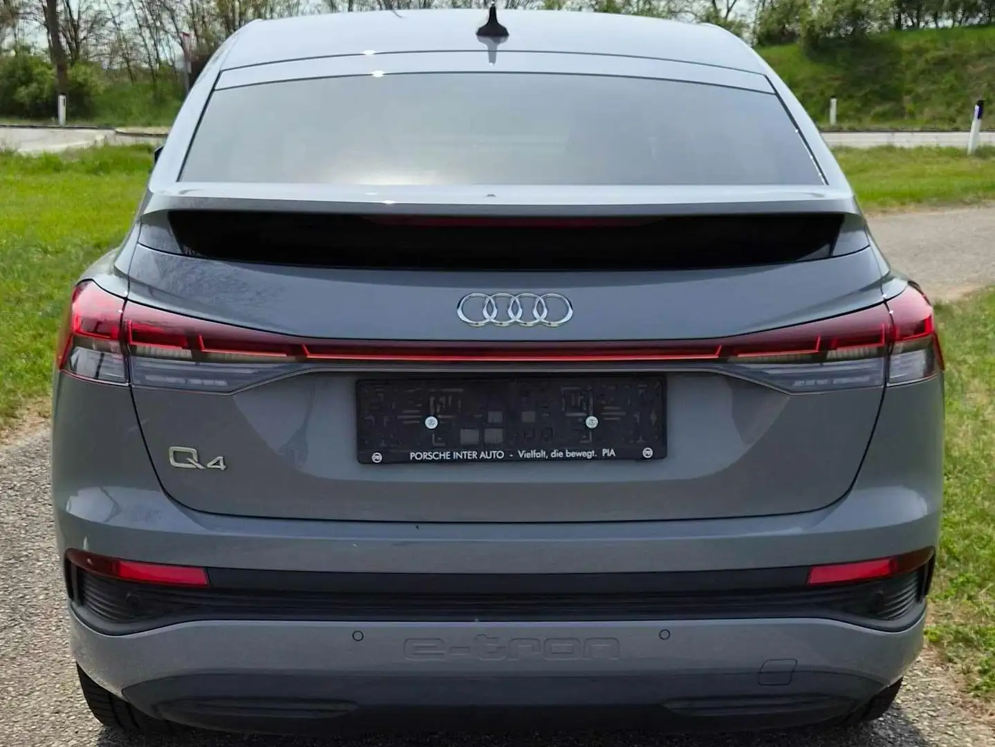 Audi Q4 e-tron Q4 35 e-tron 125kW 55kWh Grau - 2