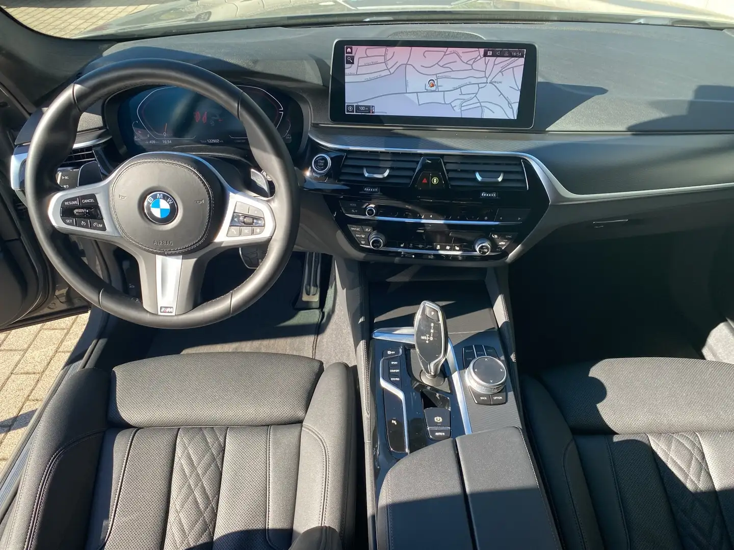 BMW 520 d Touring SAG M Sport AHK/CAM/PRIVACY/HiFi Grau - 2