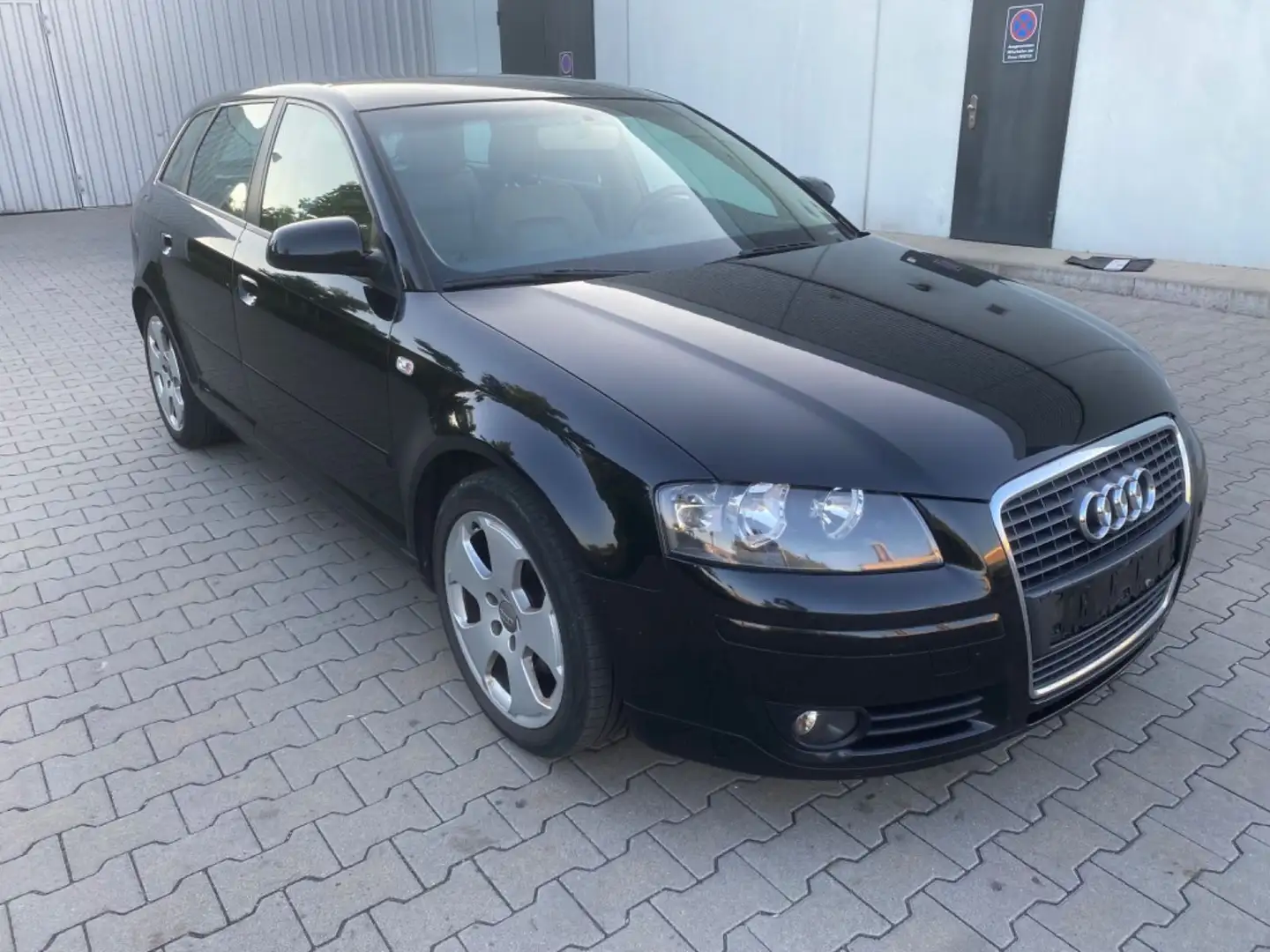 Audi A3 Sportback 2.0 FSI Ambition. Leder. TÜV-Neu. Zwart - 2