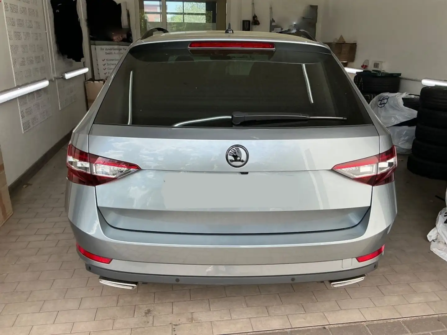 Skoda Superb Sportline 4x4 DSG Navi Xenon SHZ R-Cam Grijs - 2