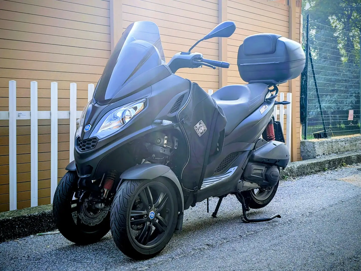 Piaggio MP3 300 Hpe Sport Noir - 1