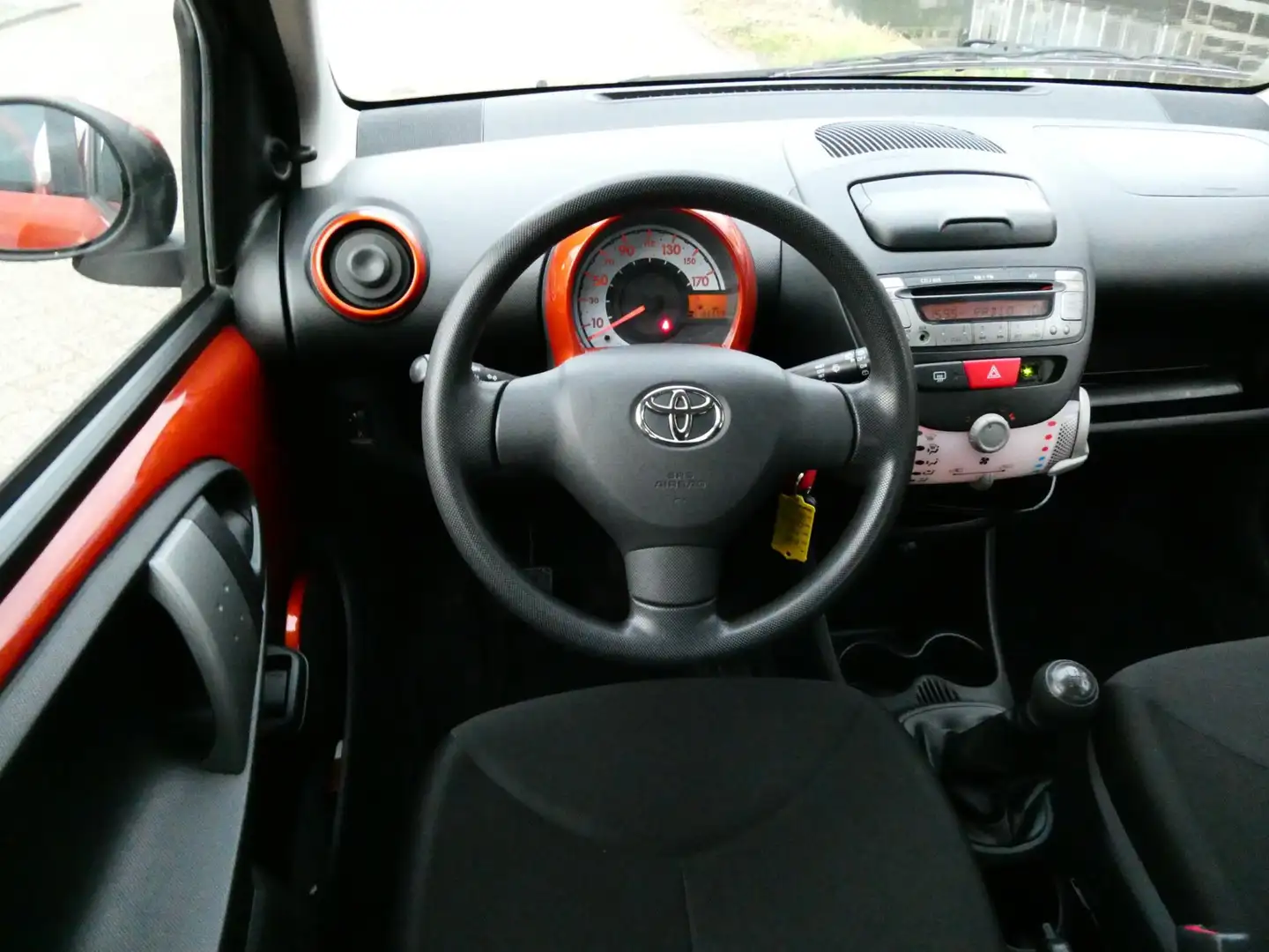 Toyota Aygo 1.0 VVT-i Comfort 5-deurs Airco Navi 2e eigenaar Z Orange - 2