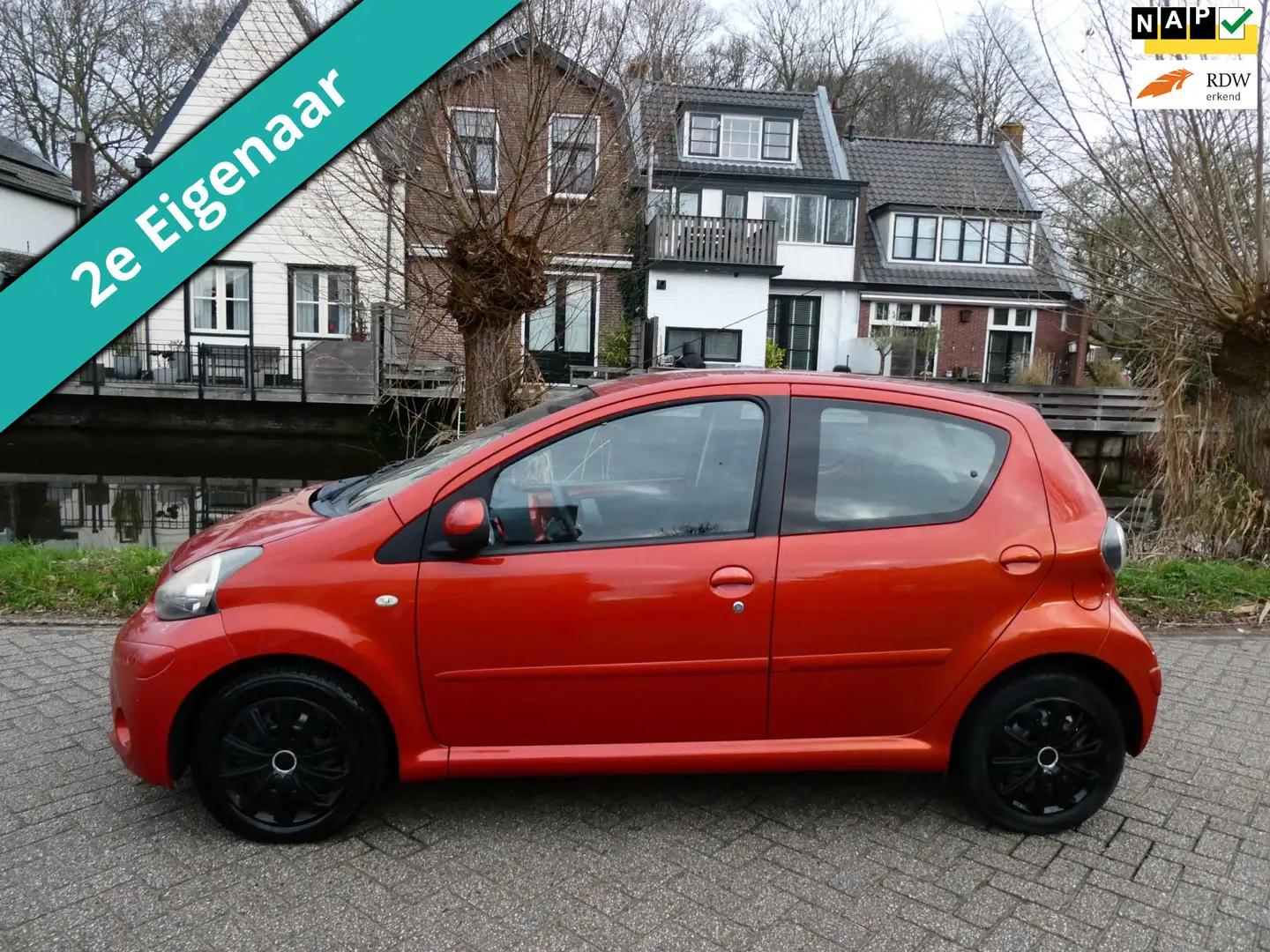 Toyota Aygo 1.0 VVT-i Comfort 5-deurs Airco Navi 2e eigenaar Z Orange - 1