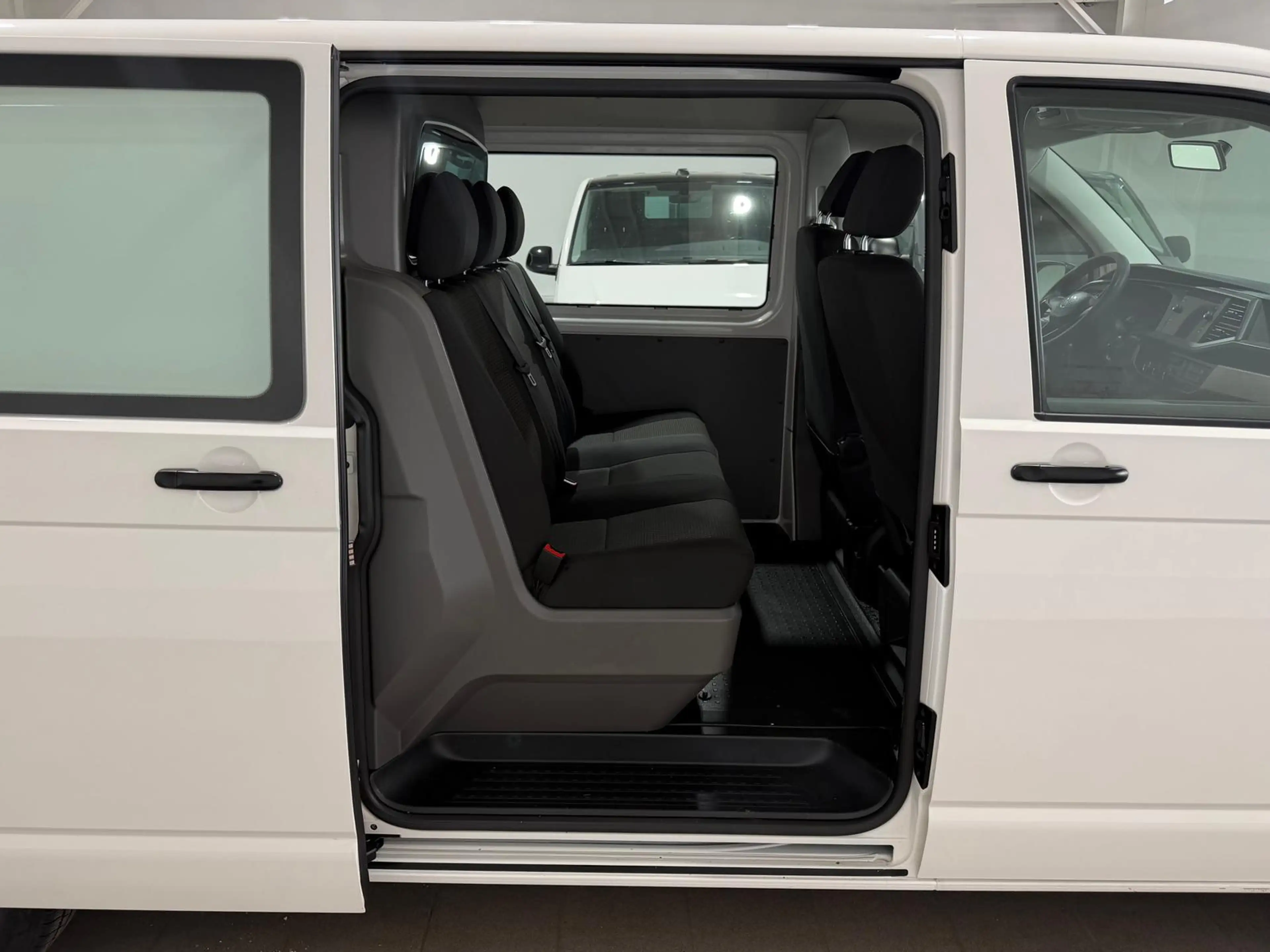 Volkswagen T6.1 Transporter -Doka(5-Si.),4Motion,lang,Standh — photo 6