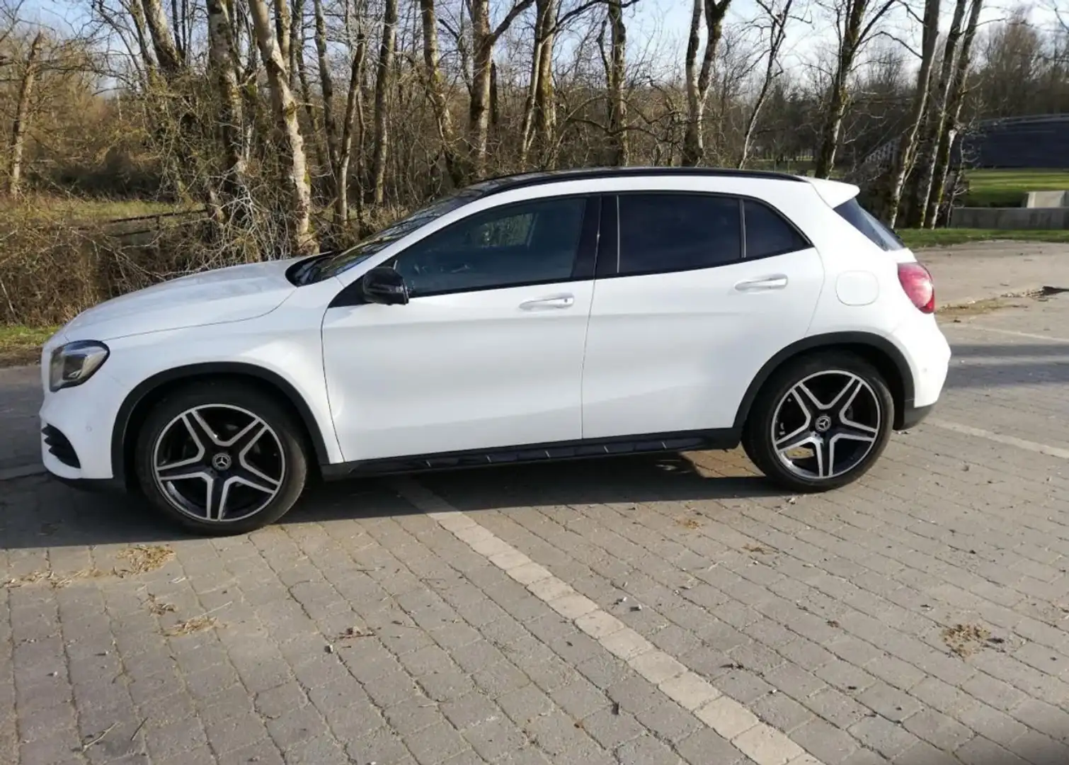 Mercedes-Benz GLA 180 Pack AMG (EU6.2) - 1
