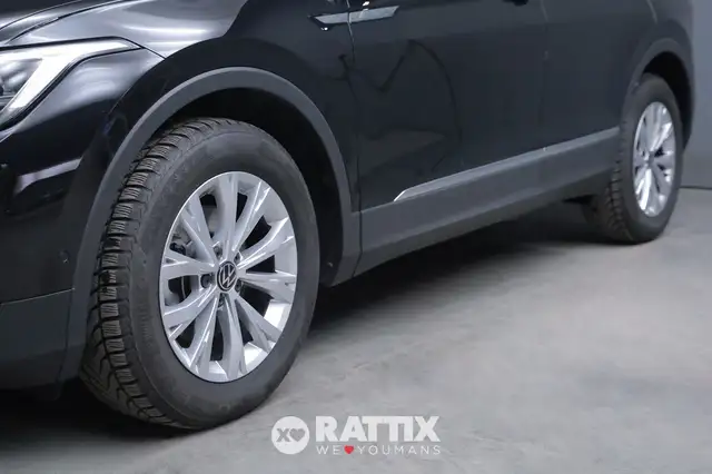 Volkswagen Tiguan view 4
