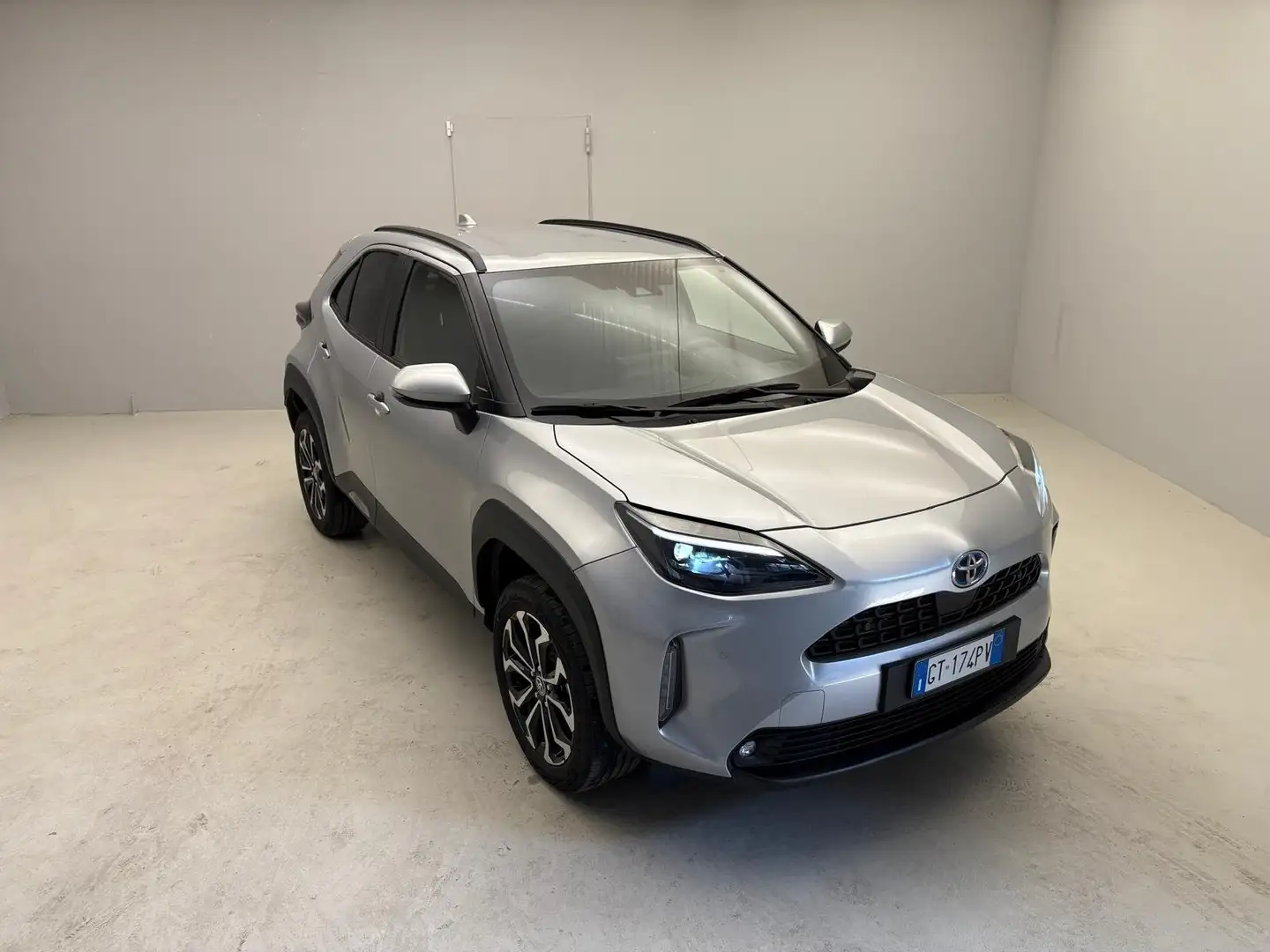 Toyota Yaris Yaris Cross Cross 1.5h Trend awd-i 116cv e-cvt Grigio - 2