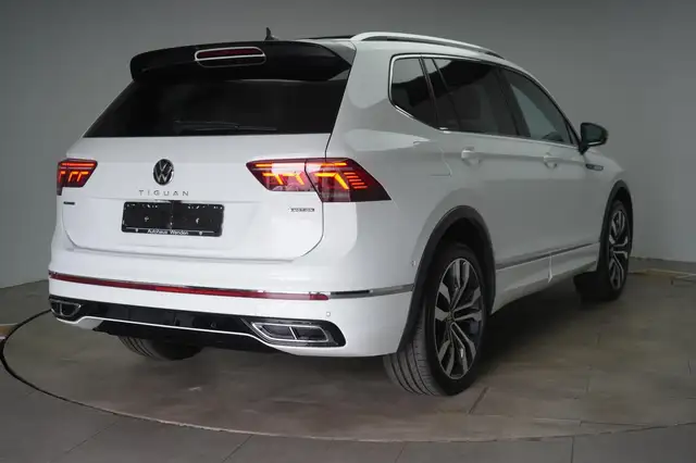 Volkswagen Tiguan Allspace view 4