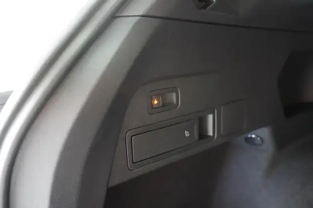 Volkswagen Tiguan Allspace view 9