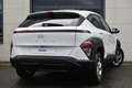 Hyundai KONA 1.6 GDI HEV Comfort VAN €35.690,- VOOR €34.430,- Wit - thumbnail 2
