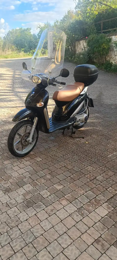 Piaggio Liberty 150 bauletto posteriore per casco e parabrezza anterio Zwart - 1