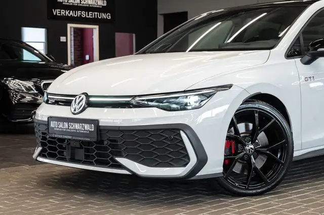 Volkswagen Golf view 3