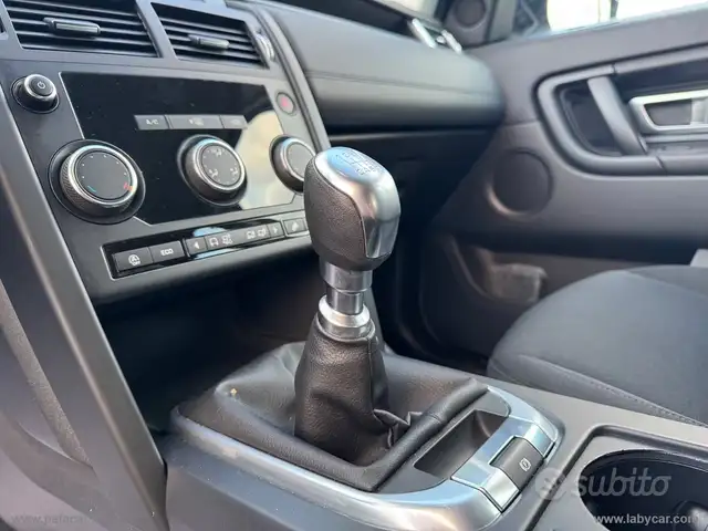Land Rover Discovery Sport view 5