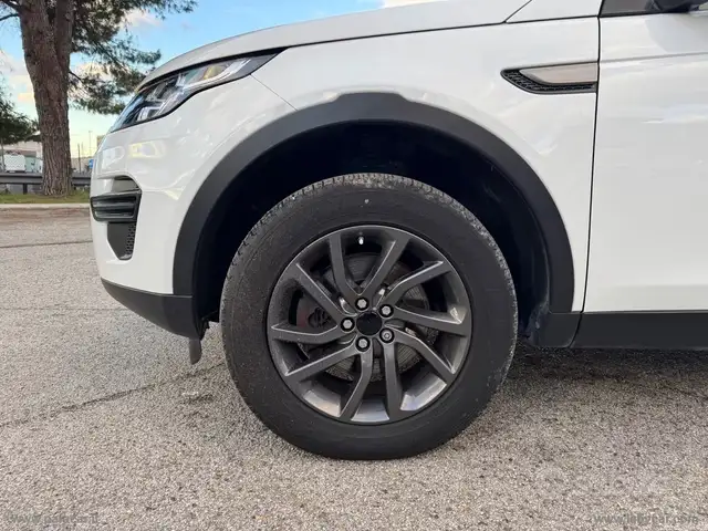Land Rover Discovery Sport view 4