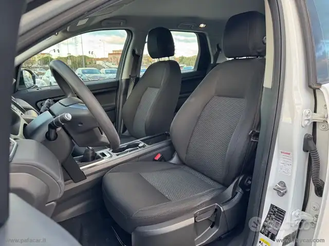 Land Rover Discovery Sport view 13