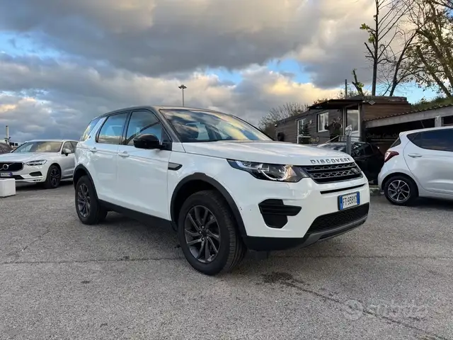 Land Rover Discovery Sport view 3