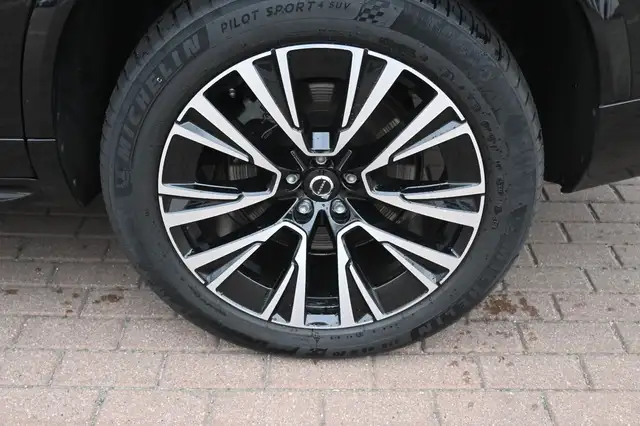 Volvo XC90 view 11
