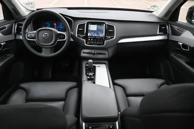 Volvo XC90 view 13