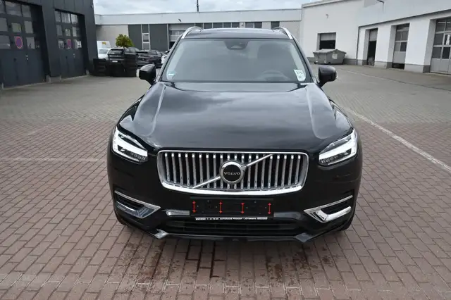 Volvo XC90 view 3