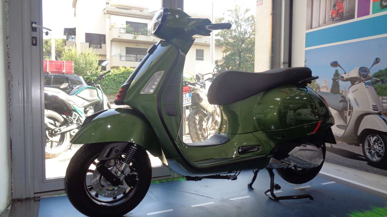 Vespa GTS Super Sport 310 80 year