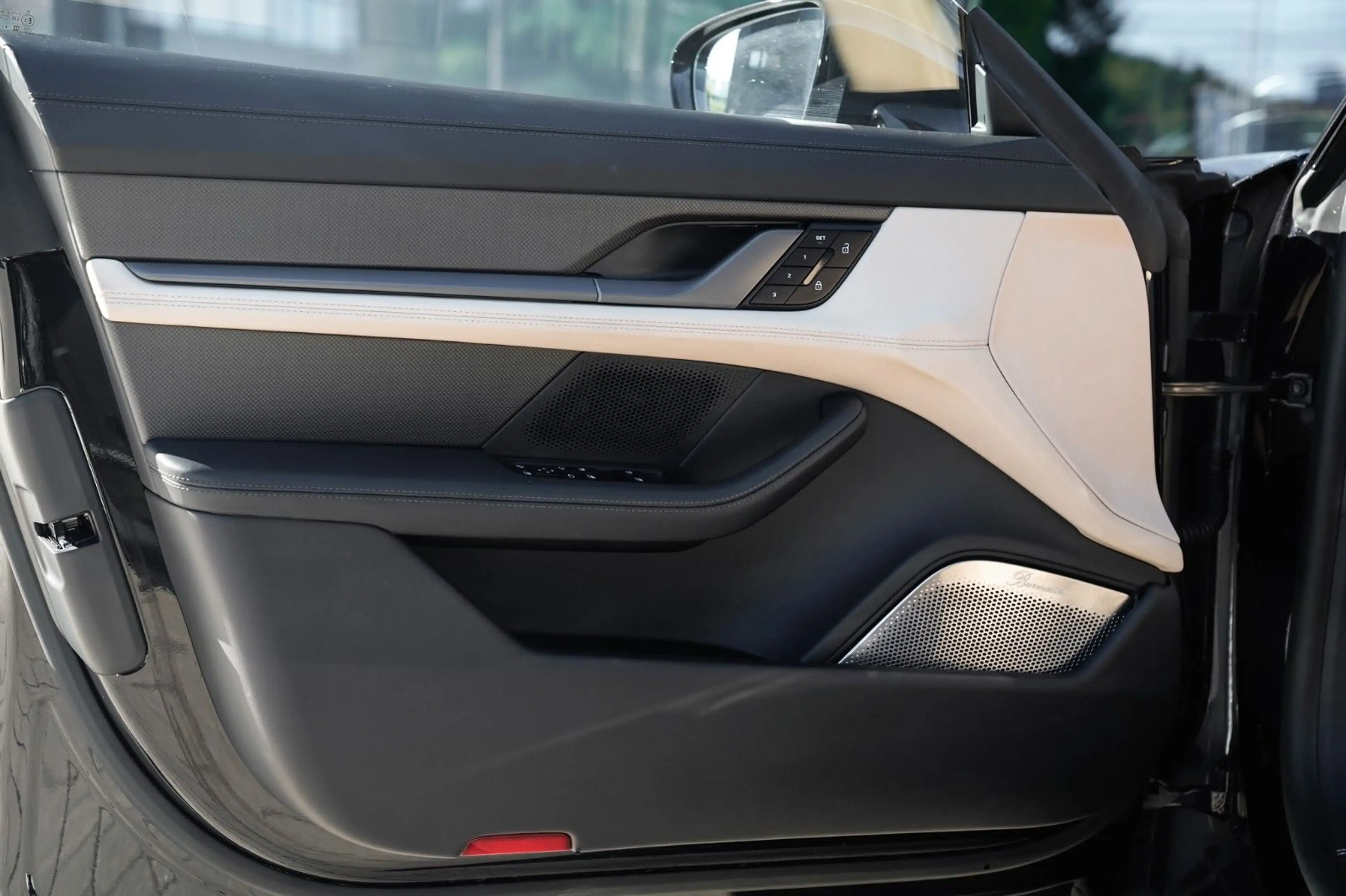Porsche Taycan Turbo S Carbon-PCCB-Sport Design*VOLL* — photo 10