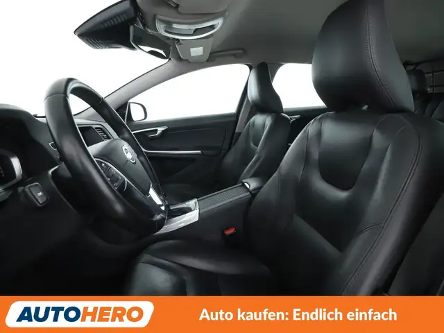 Volvo V60 Cross Country view 11